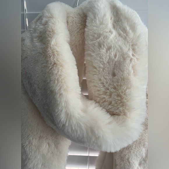 F21 Faux Fur Scarf - Picture 2 of 3